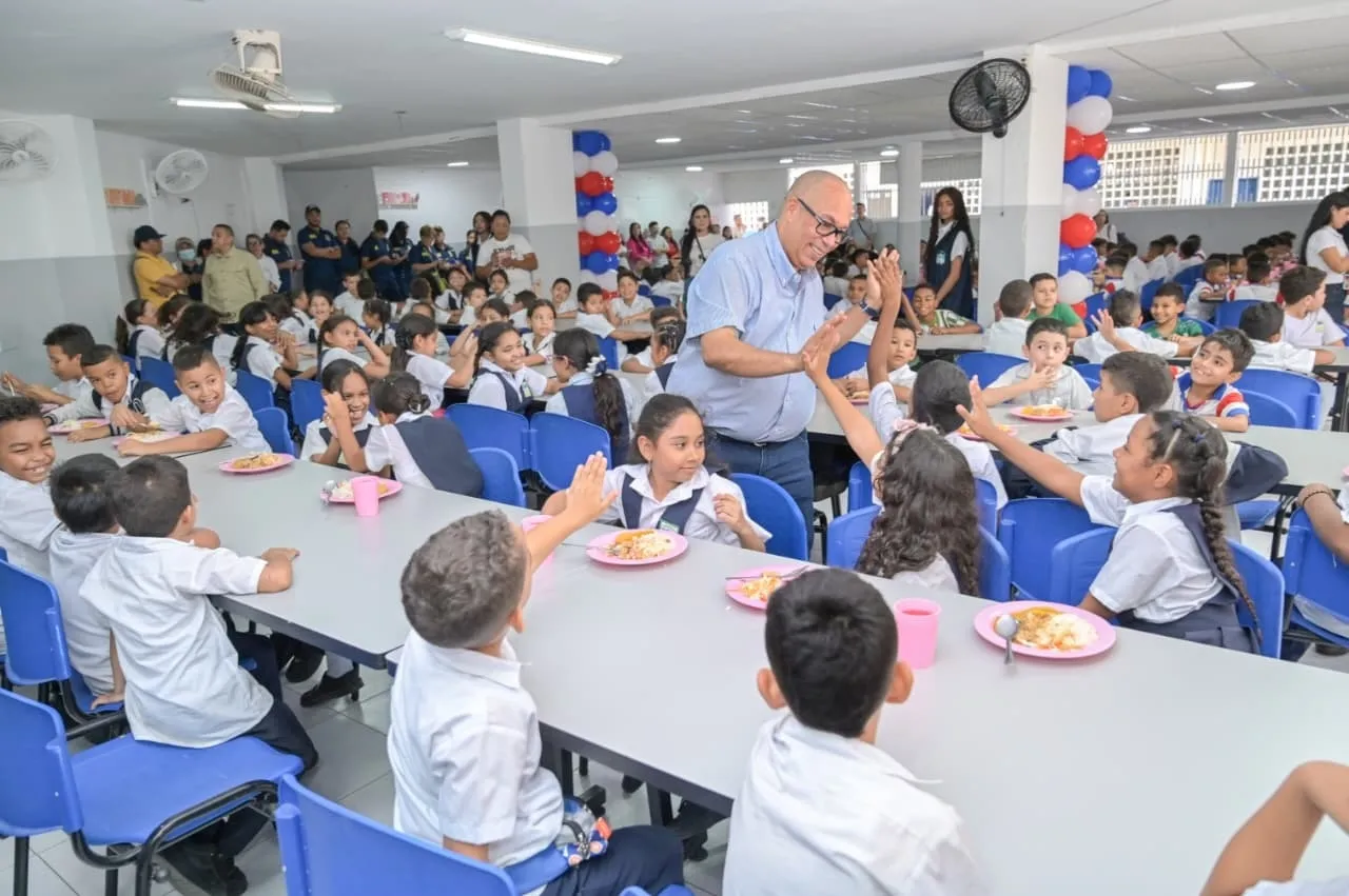 Inauguran nuevo comedor escolar.